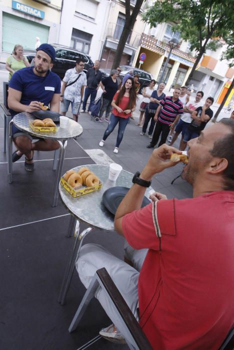 Primer concurs de menjar donuts a Salt