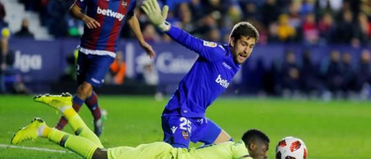 Aitor Fernández salva una ocasión ante Dembelé.