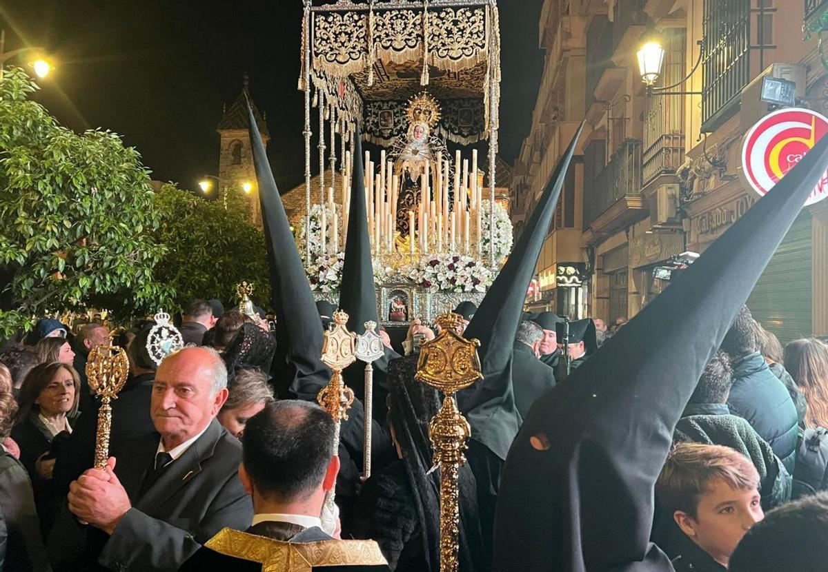Un momento de la procesión de la Virgen de los Dolores ‘Servitas’, de Lucena. | M.GONZÁLEZ/ALBORNOZ/MORENO/A. AGUILERA/M.J.GÓMEZ
