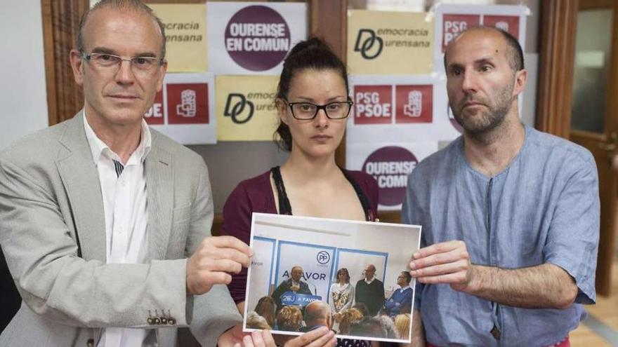 Los tres partidos liman sus diferencias en vísperas del 26J  |  &quot;No es la primera vez que nos sentamos juntos, y si hace falta no será la única&quot;. Los tres partidos que, en lo que va de mandato municipal se han echado los trastos a la cabeza, en un intento por demostrar quien es el líder de oposición, parecen haber limado diferencias en vísperas del 26J para denunciar el posible desembarco, de nuevo, en el Concello de uno de los históricos del PP. En la foto Barquero, Piñeiro y Jácome muestran una foto en la que aparece Rodríguez Nóvoa dando un mitin para el PP en la presente campaña electoral.