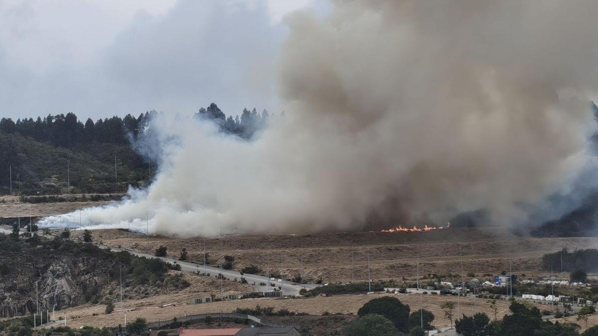 El polígono de Vío en A Coruña vuelve a arder tras la detención de una persona por provocar un incendio este jueves