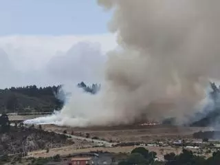 El polígono de Vío en A Coruña vuelve a arder tras la detención de una persona por provocar un incendio este jueves