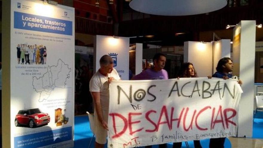 Los manifestantes con la pancarta en el SIMED.