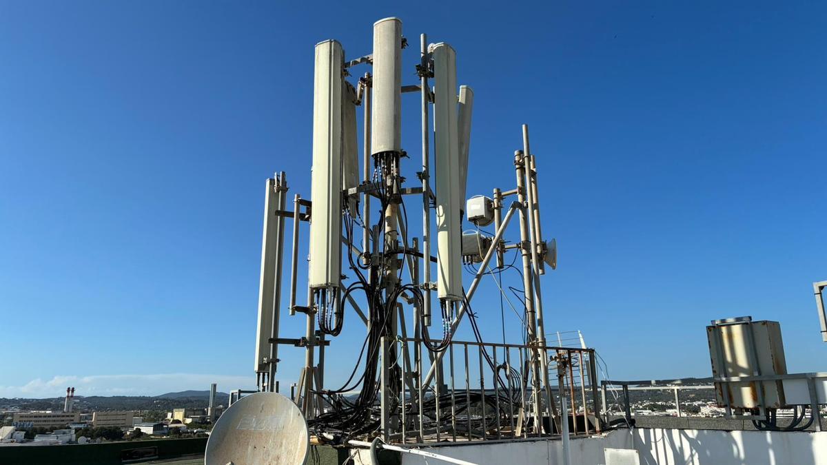 Antenas en la azote del edificio.