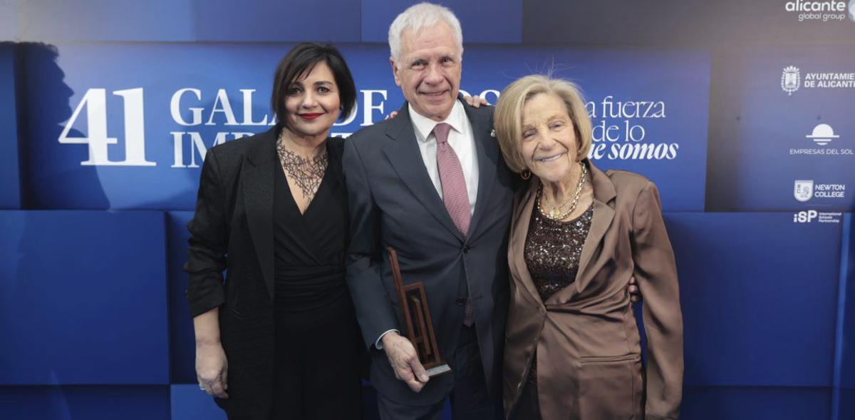 La doctora Ana Segura, vicepresidenta segunda del Colegio de Médicos de Alicante (COMA); Antonio Picó, médico experto en Neuroendocrinología del Hospital General de Alicante y galardonado con el «Importante»; y la psiquiatra María Angustias Oliveras, vocal de médicos jubilados del COMA.