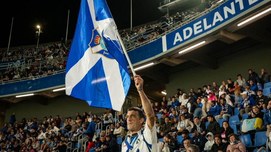 Un aficionado blanquiazul alza su bandera durante el Tenerife-Eldense del pasado sábado. | MARÍA PISACA