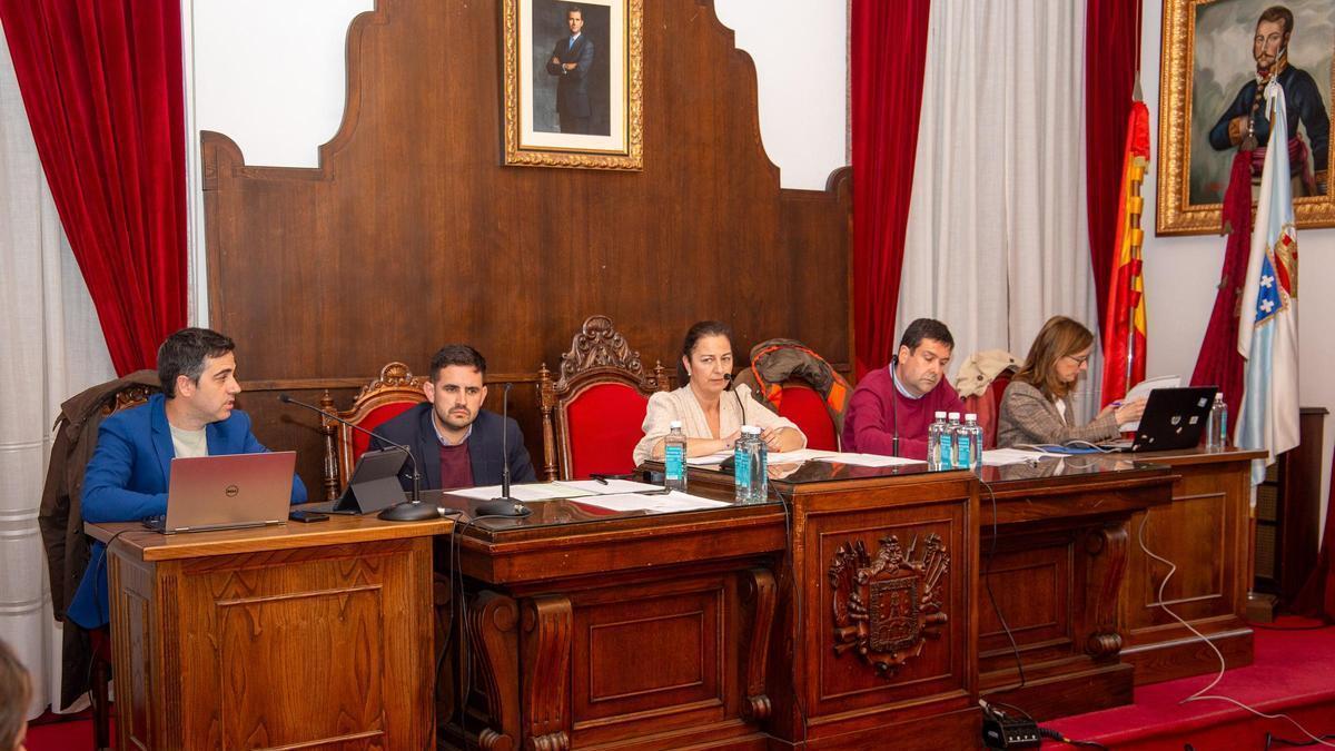 La alcaldesa, María Barral, en un pleno de Betanzos.