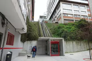El ascensor inclinado de Camelias vuelve a funcionar este lunes tras ocho meses parado