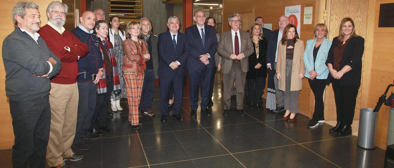 Foto de grupo, antes de la reunión de ayer en Ourense del Consello Social de la UVigo.