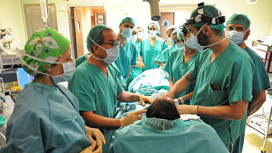 Imagen de archivo de estudiantes realizando prácticas en el hospital Reina Sofía de Murcia bajo la supervisión de los profesionales.