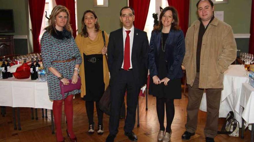 El decano del Colegio de Procuradores de Zamora, Juan Manuel Gago (centro), junto a la Junta Directiva.