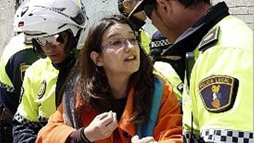 Mónica Oltra escoltada por la policía local en el Cabanyal.