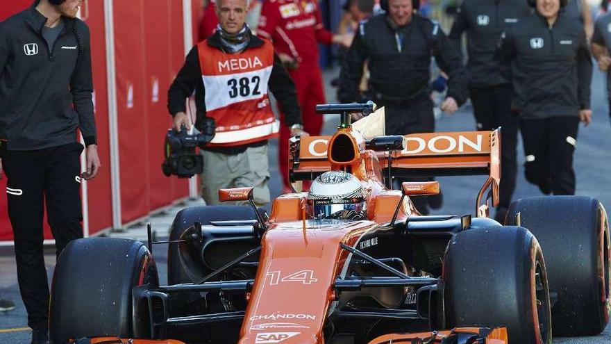 Fernando Alonso, con el nuevo McLaren-Honda durante los ensayos en Montmeló. // Alejandro García