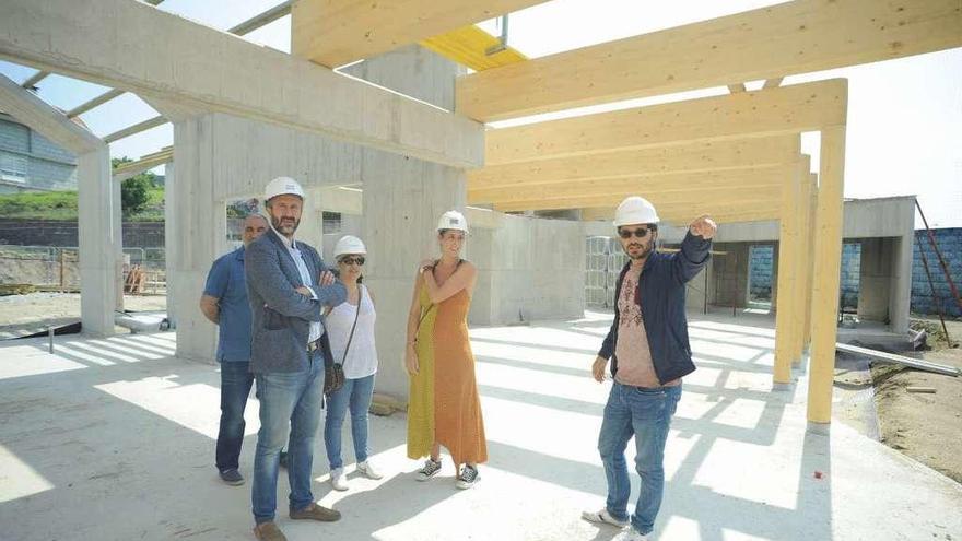 El arquitecto Iago Fernández explica al alcalde y a los concejales socialistas el novedoso proyecto de la guardería in situ, ayer. // Iñaki Abella