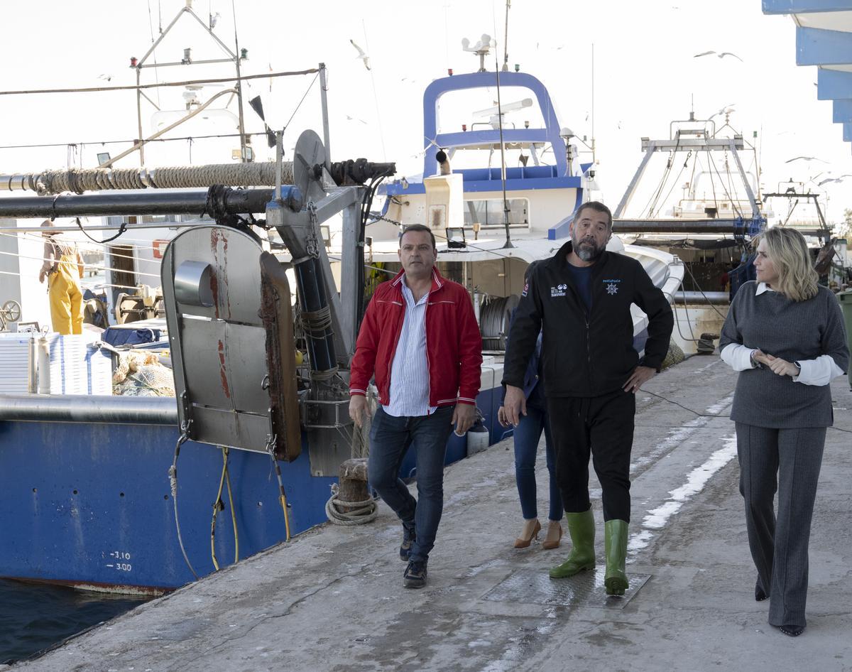 La presidenta, Marta Barrachina, y el viecpresidente Andrés Martínez, en una visita al puerto pesquero de Castelló.