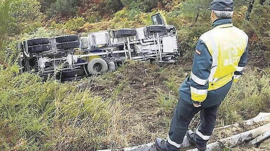 Herido al caer una hormigonera por un terraplén en una carretera de Verín