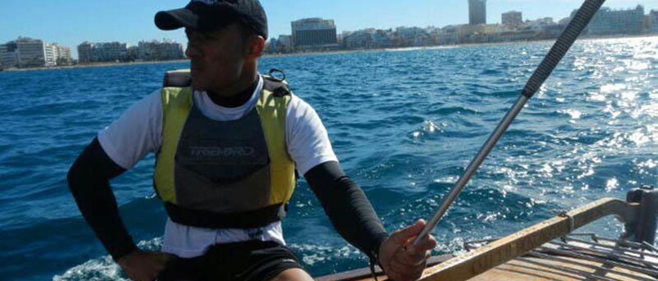 Héctor Acevedo navegando en las proximidades de la playa de Las Canteras.