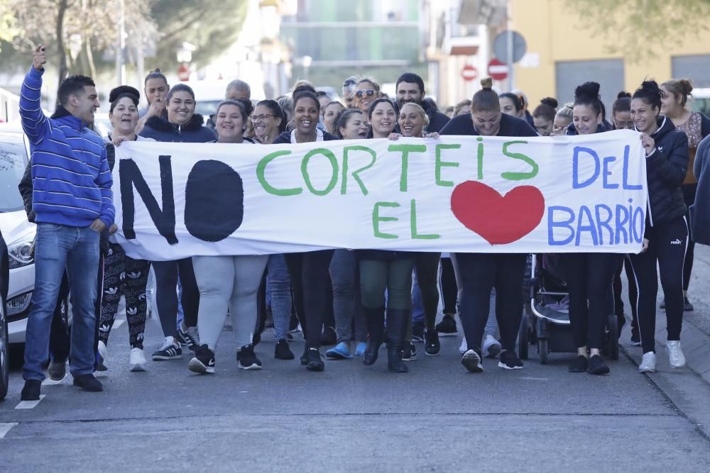 Manifestació dels veïns de la Font de la Pòlvora pel tancament de l'única línia de P3 de l'escola del barri