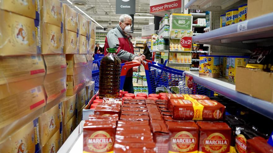 Clientes hacen acopio de alimentos en un supermercado de Madrid.