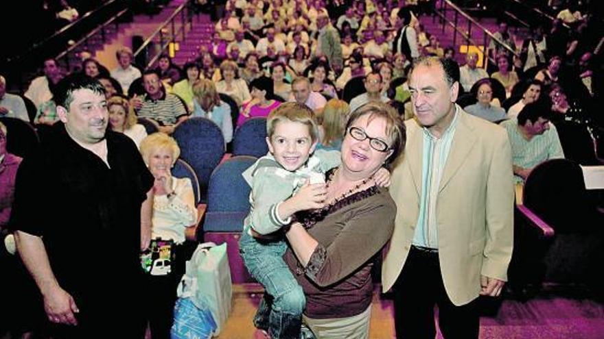 El niño Javier Vázquez, con miembros de la organización de la gala y con su padre (a la izquierda) en el teatro.