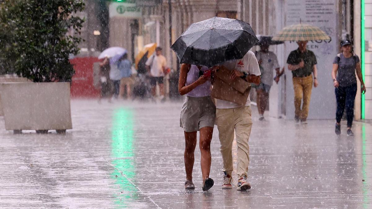 Vigo (C.Príncipe). Tiempo de lluvia y tormenta, y gente con paraguas.