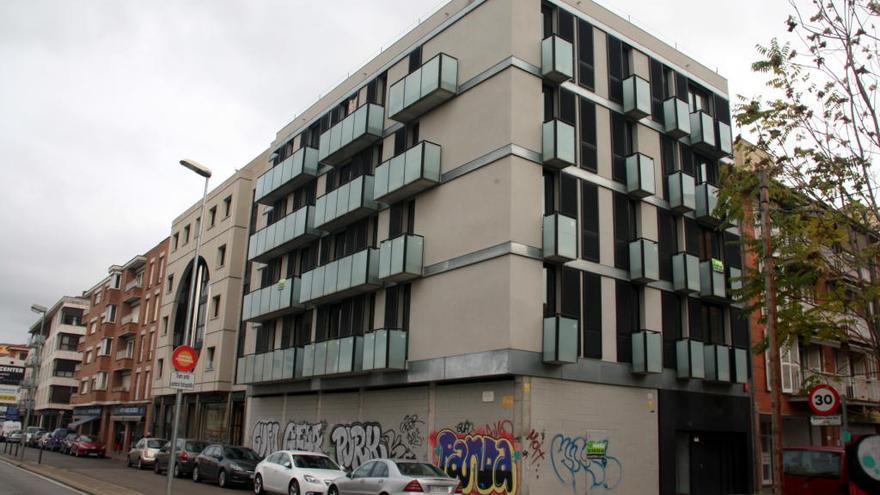Un bloc de pisos buits, propietat d&#039;una entitat bancària, a Girona.