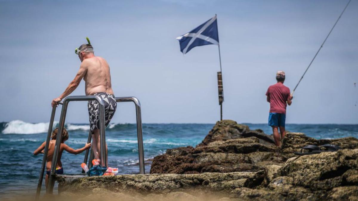 Tinerfeños disfrutando ayer de las zonas de baño de La Barranquera. | | ANDRÉS GUTIÉRREZ