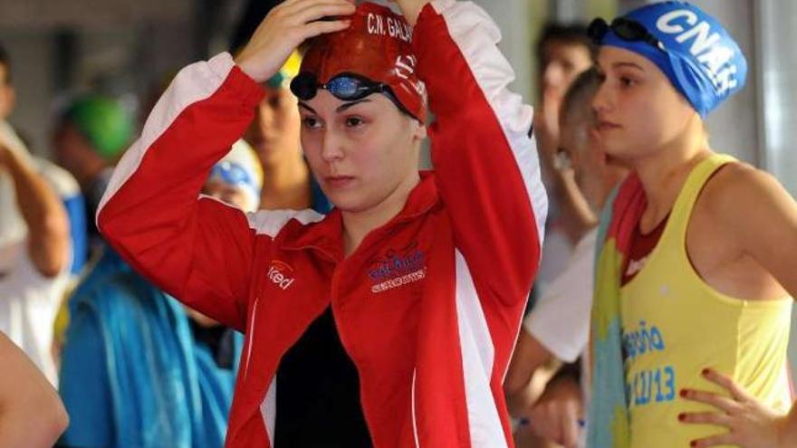 Beatriz Gómez, Mireira Belmonte y Claudia Dasca tras recibir las medallas de 400 estilos. // Rafa Vázquez