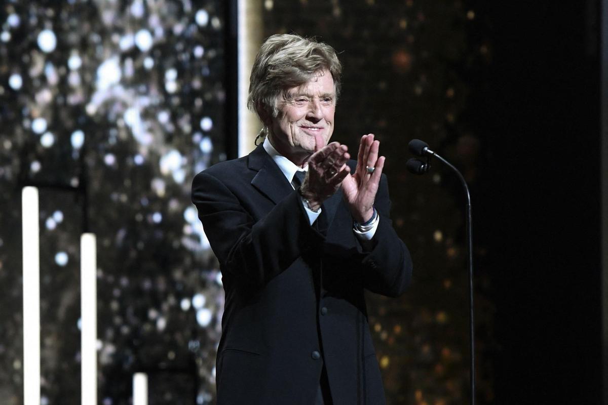 El actor Robert Redford aplaude en el escenario de la edición 44 de los Premios Cesar de cine, en París, en febrero del 2019.