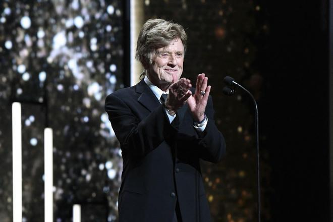 El actor Robert Redford aplaude en el escenario de la edición 44 de los Premios Cesar de cine, en París, en febrero del 2019.