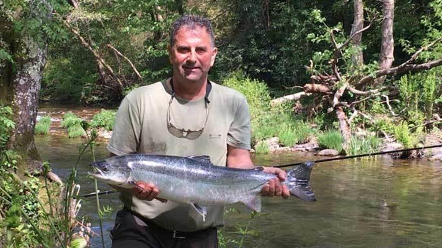 Antonio Mori Cuesta, &quot;Cuco&quot;, de Cangas de Onís, con el tercer salmón sacado el pasado domingo al mediodía en el río Eo, en el coto de Estreitos, que dio en la báscula un peso de 5,700 kilos.