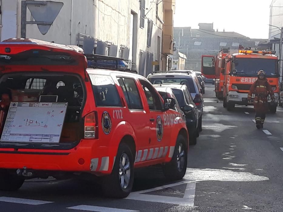 Una nave dedicada a la cerámica y actualmente abandonada ha quedado destruida por un incendio en Manises.