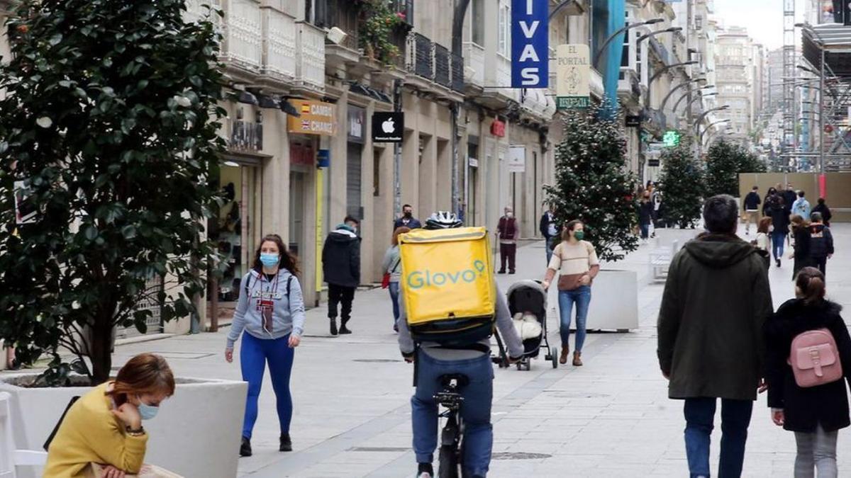 Un repartidor de Glovo por el centro de Vigo.