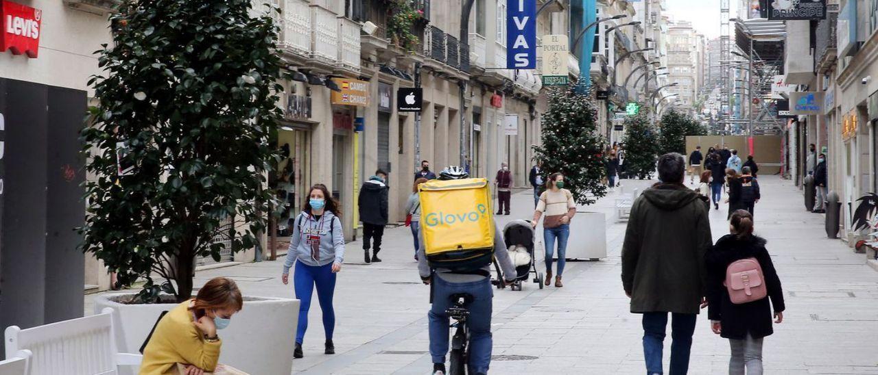 Un repartidor de Glovo por el centro de Vigo.