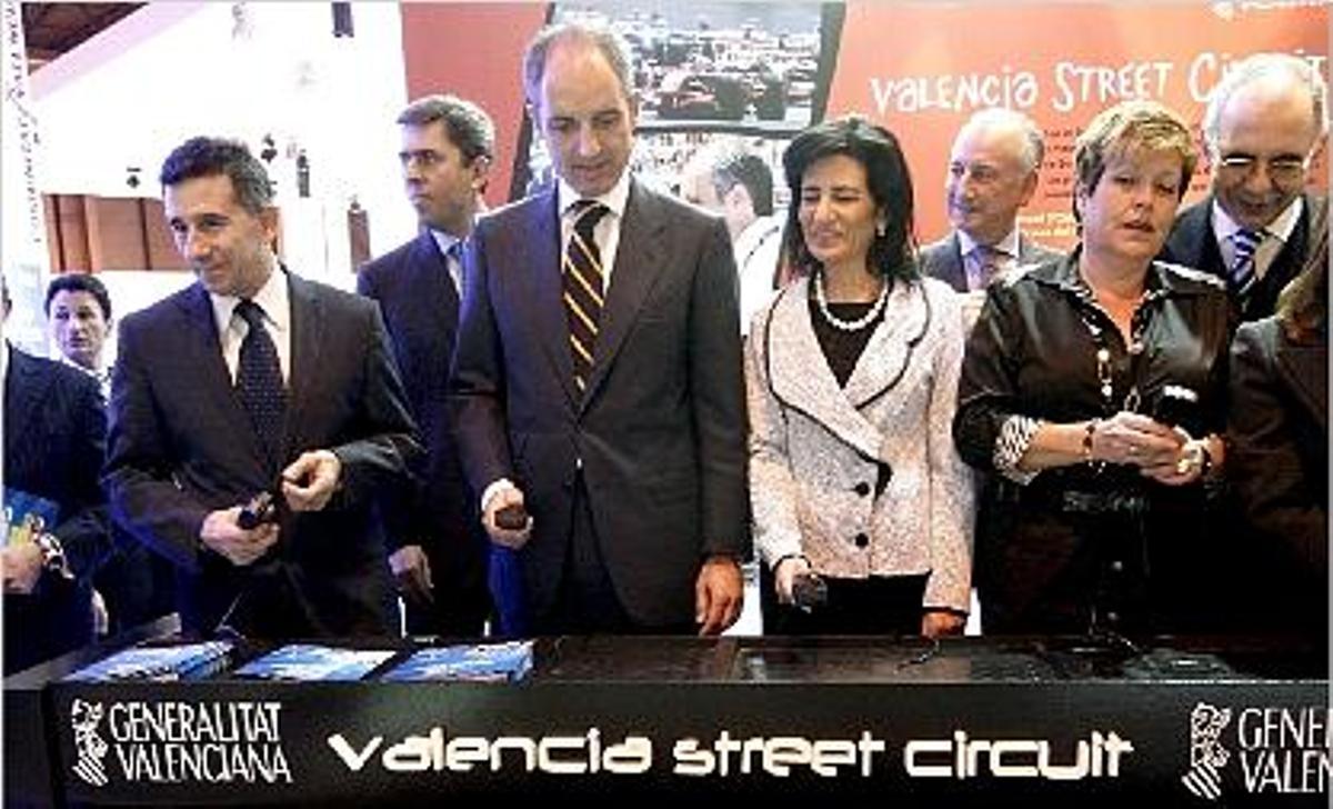 Camps, junto a la ex consellera Angélica Such en el "stand" de Fitur de 2009.