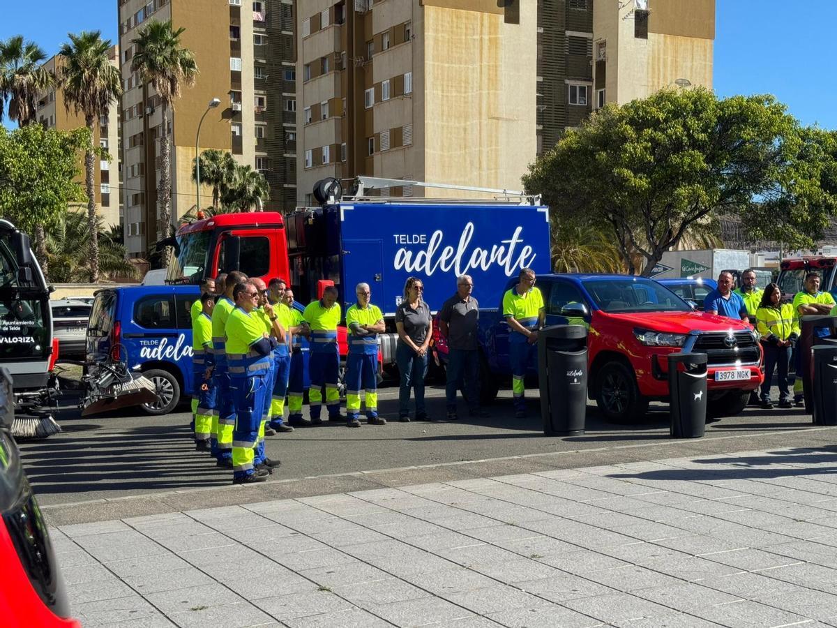 Operarios de limpieza junto a la nueva maquinaria.