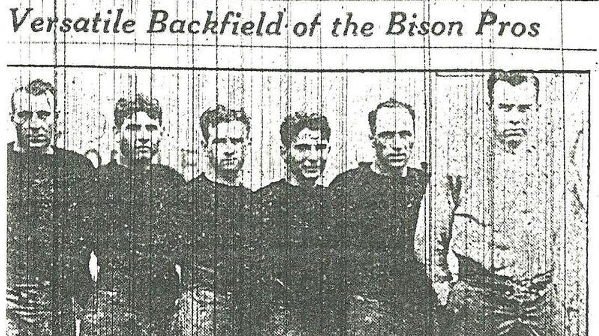 Jess Rodríguez, segundo por la derecha, en una formación de los Buffalo Bisons, en 1929.
