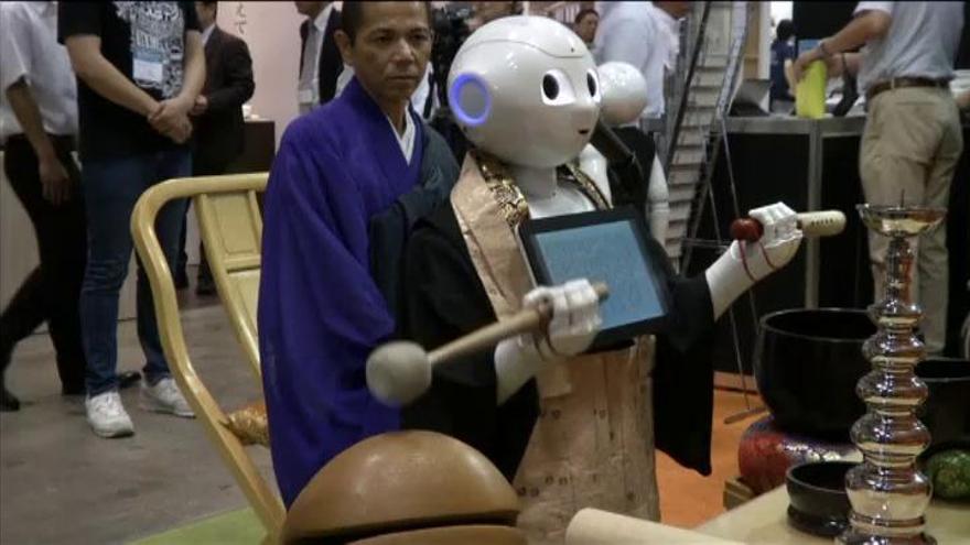 Japón inventa los robots capaces de oficiar funerales