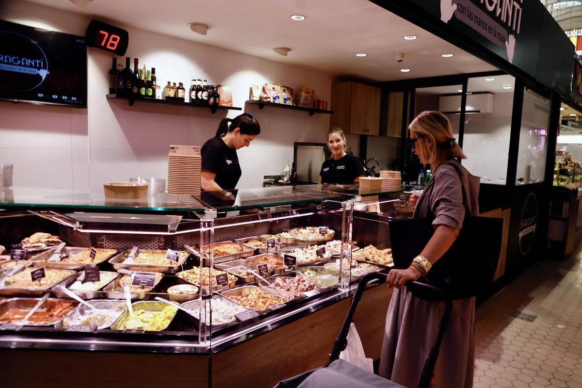 Un puesto de platos preparados en el Mercado Central de València.