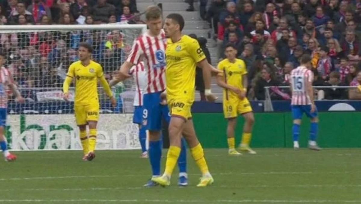 Roja directa a Abqar por pellizcar a Sorloth a la altura de la entrepierna