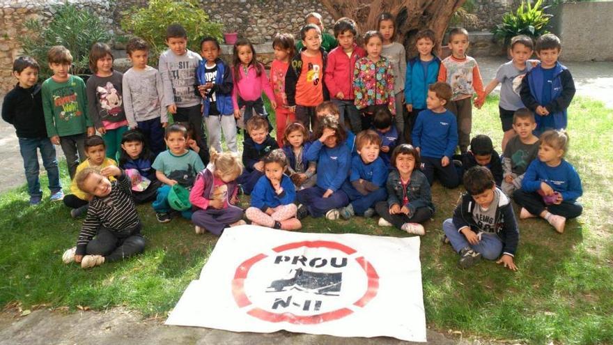 Escolars de P3, P4 i P5 de l&#039;escola de Bàscara participant dels actes