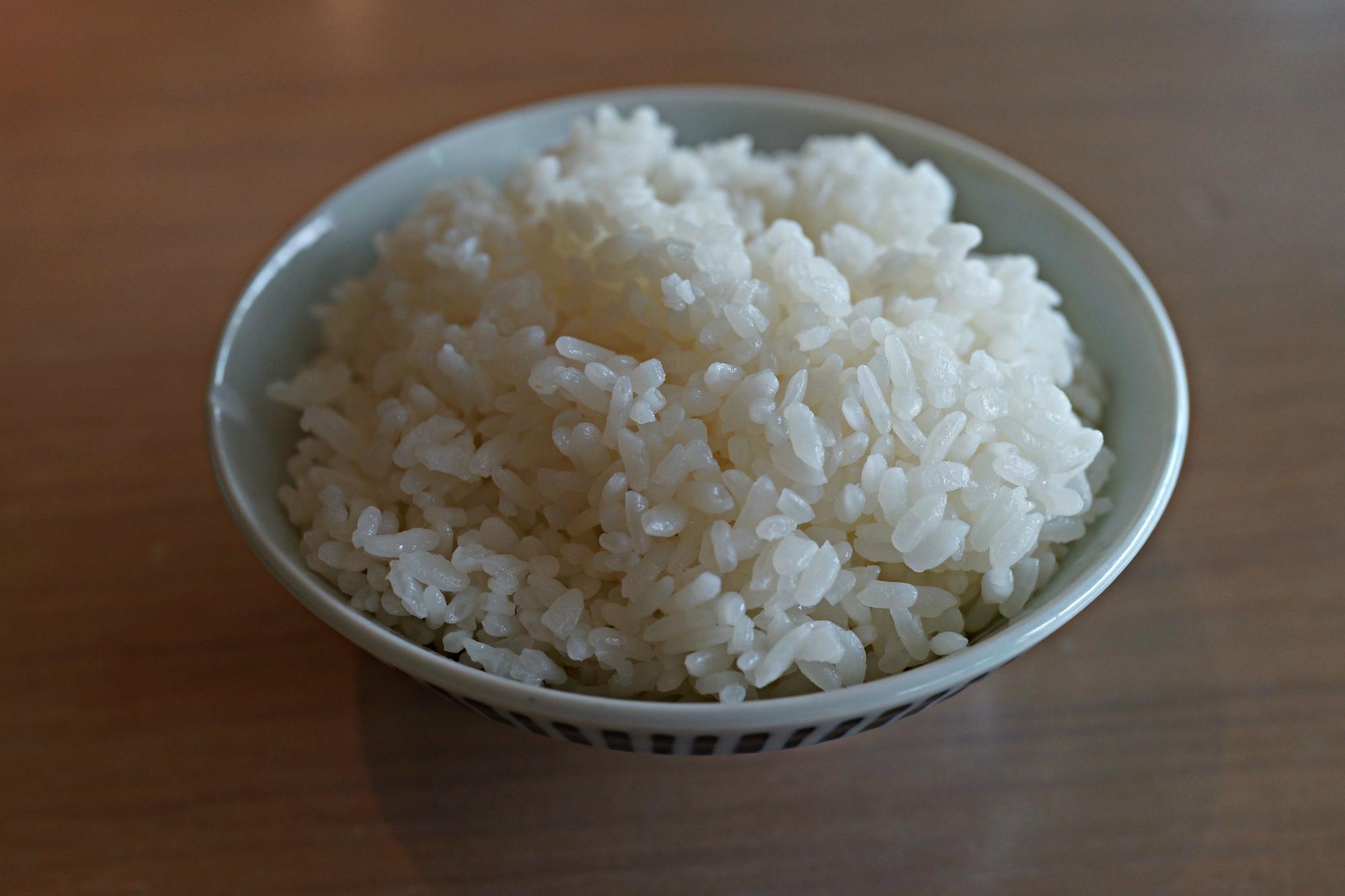 Un cuenco con arroz blanco cocido