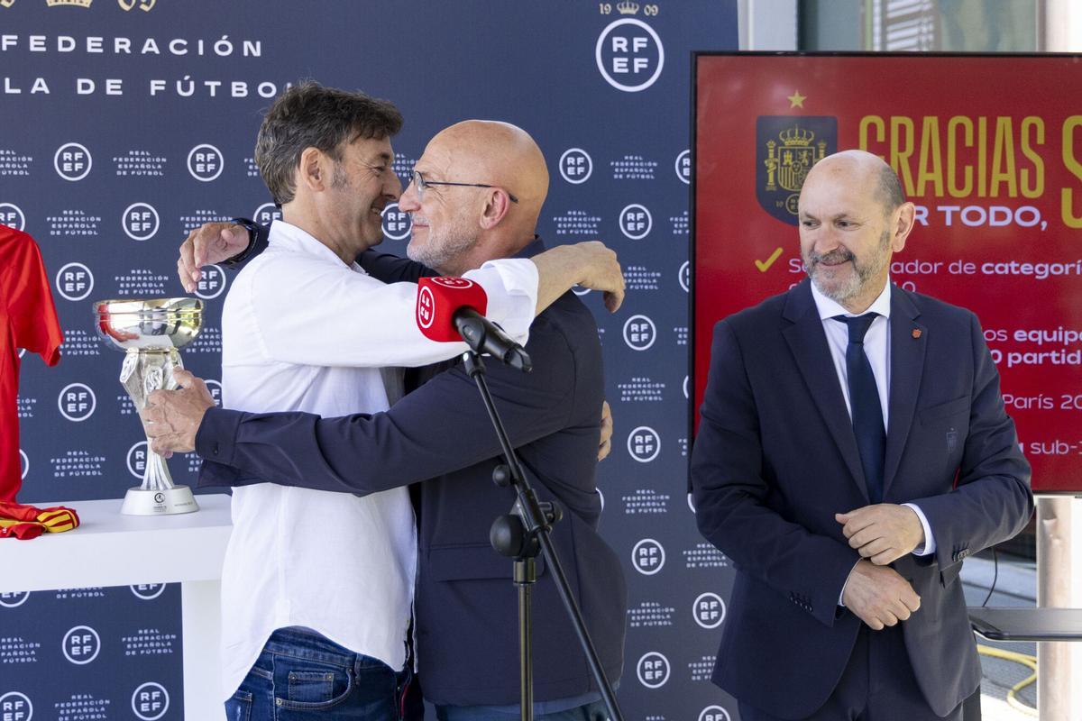 Luis de la Fuente y Santi Denia se abrazan  en presencia de Rafael Louzán, durante el acto de despedida a Denia al abandonar las selecciones de las categorías españolas.