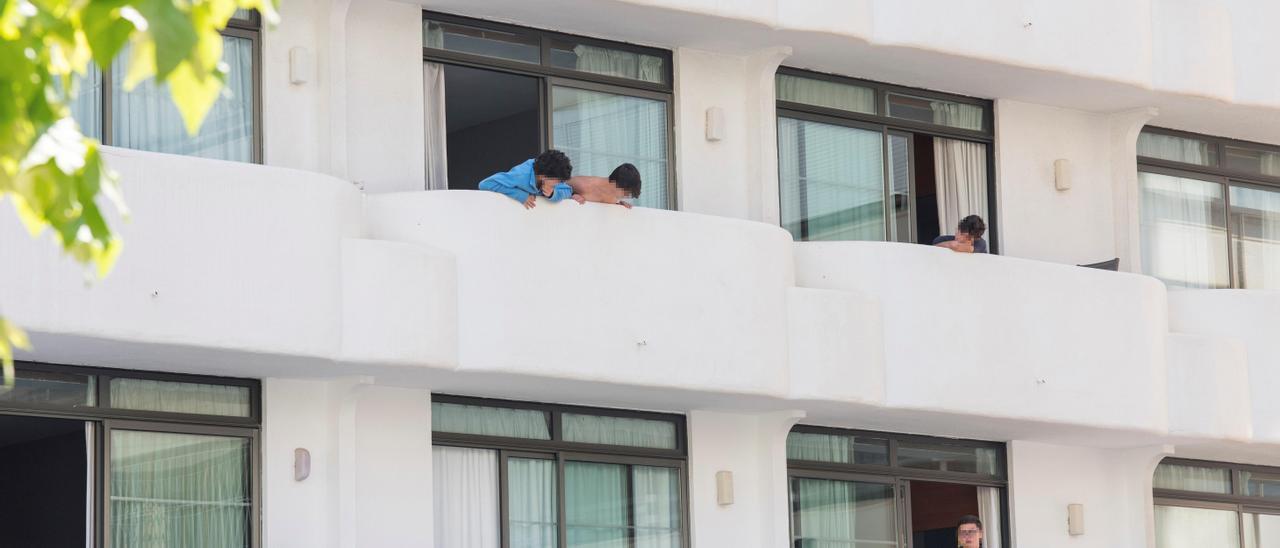 Jóvenes en las ventanas del hotel de Mallorca donde están cuarentenados muchos jóvenes.