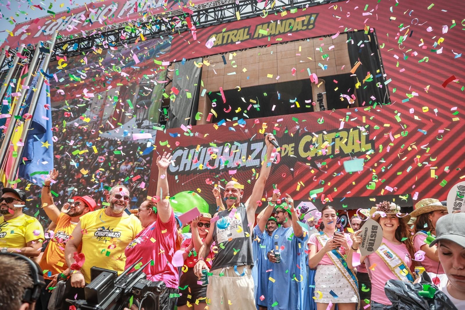 El primer Chupinazo, el de Catral, arranca el ciclo de fiestas veraniegas de los pueblos de la Vega Baja