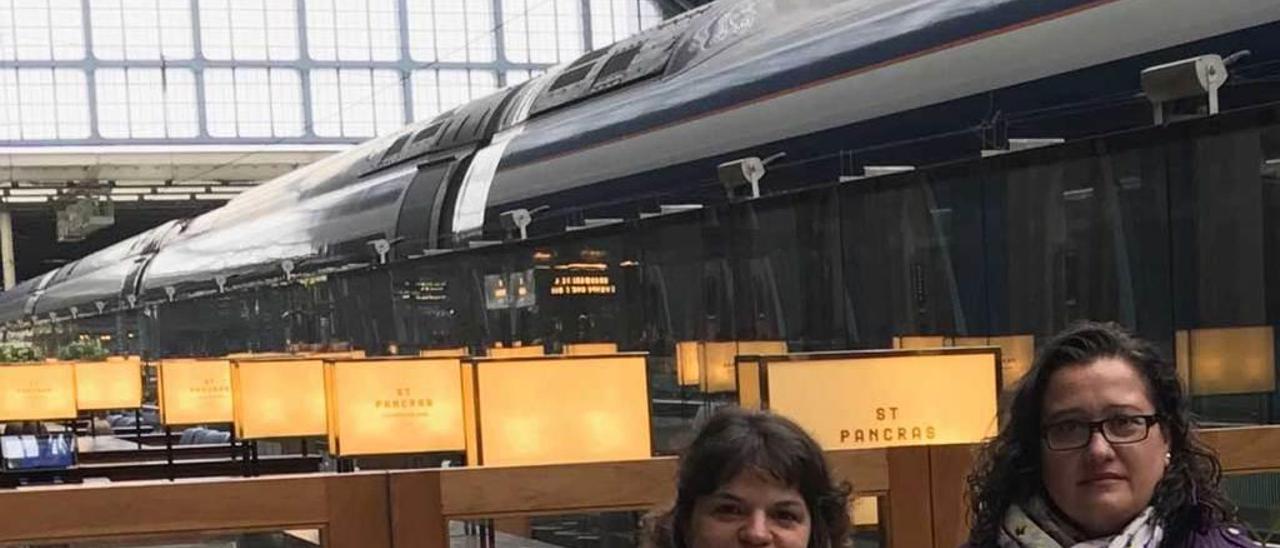 Las asturianas Debra Fonalleres (izquierda) y Ezequiela Rodríguez, en la estación St. Pancras International de Londres.