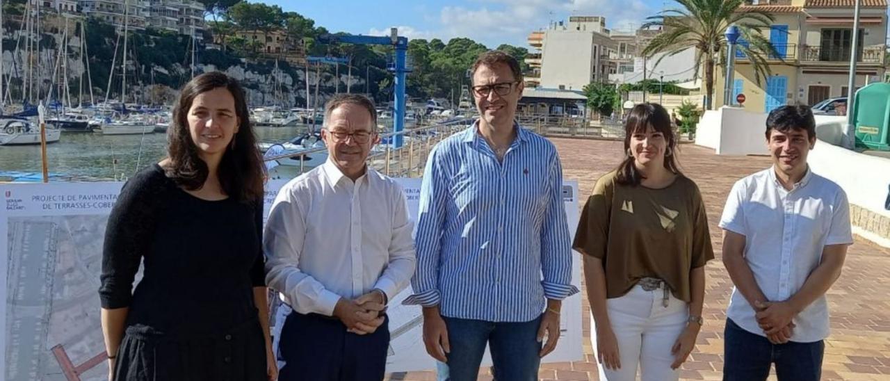 El conseller Marí y el alcalde Oliver, acompañados de otros cargos, visitaron la zona, ayer.