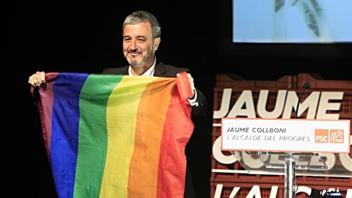 Collboni, con la bandera arco iris, símbolo de la homosexualidad.