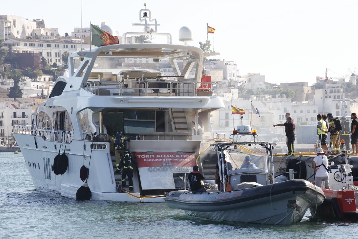 Incendio de un yate en Ibiza