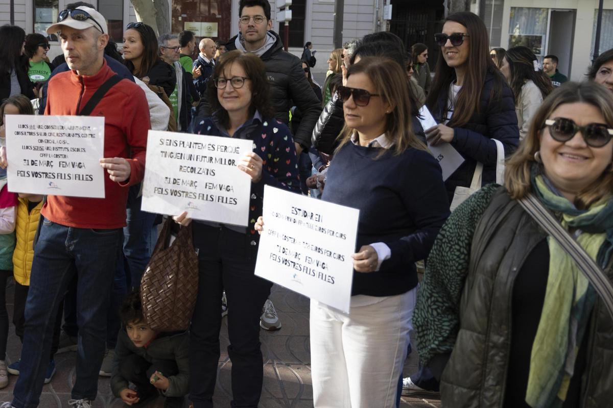 La concentración de apoyo a la huelga educativa en Xàtiva, en imágenes La concentración de apoyo a la huelga educativa en Xàtiva, en imágenes